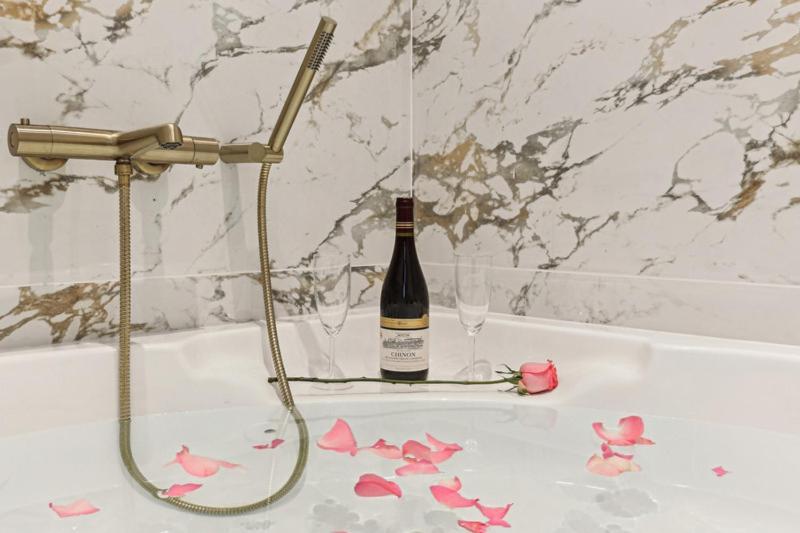 Lavie Maison Hot Tub And Ac Near Arc De Triomphe Paris Exterior photo