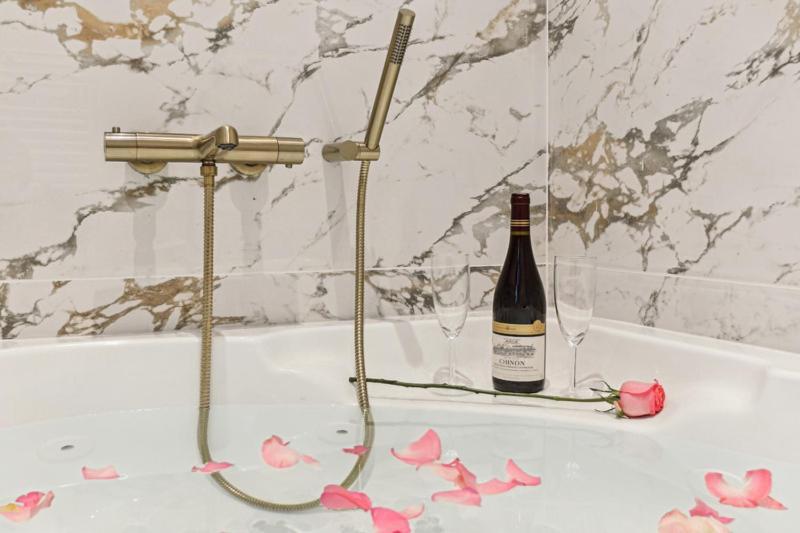 Lavie Maison Hot Tub And Ac Near Arc De Triomphe Paris Exterior photo