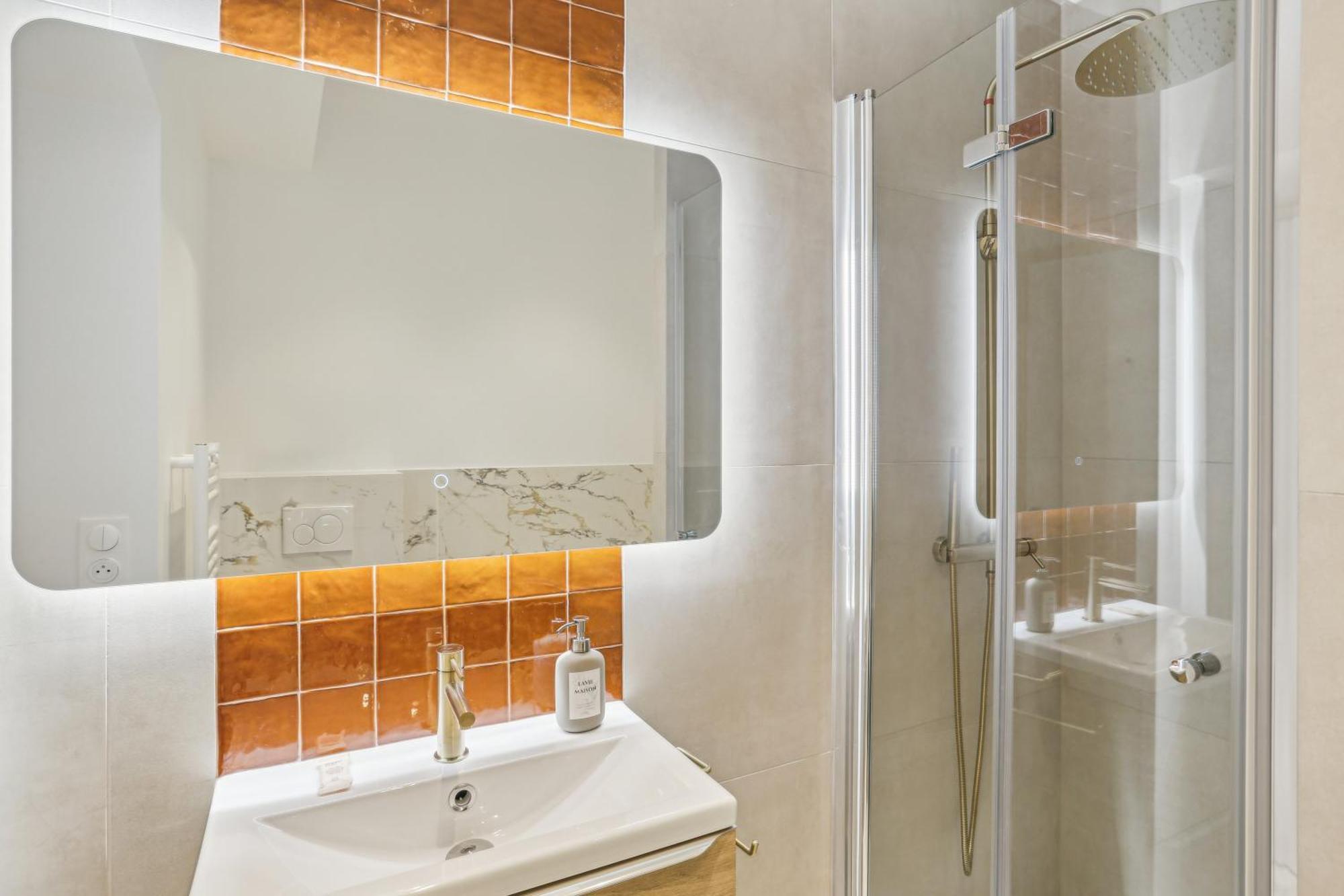 Lavie Maison Hot Tub And Ac Near Arc De Triomphe Paris Exterior photo