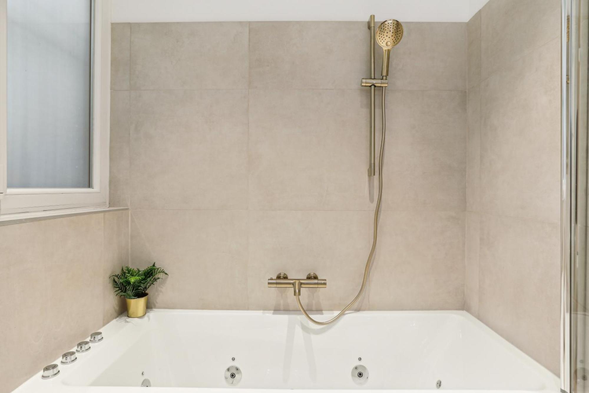 Lavie Maison Hot Tub And Ac Near Arc De Triomphe Paris Exterior photo